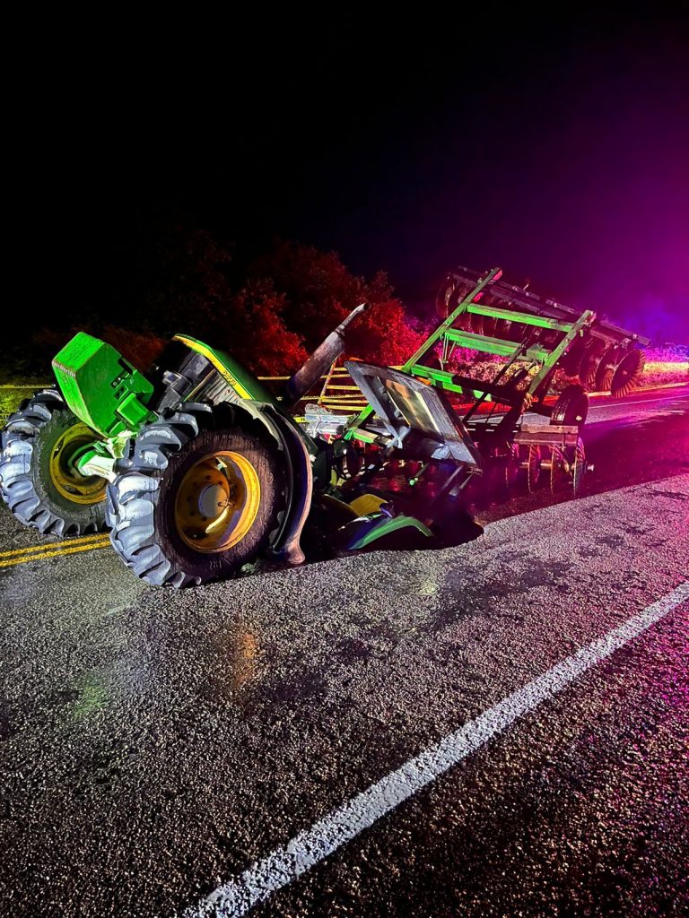 Cierran carretera Culiacán-Imala; se ‘traga’ socavón tractor
