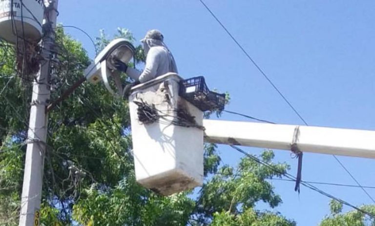 Arresta Ahome a 60 por apedrear alumbrado y robo de cable