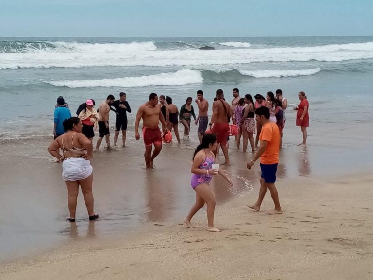 Rescatan a 14 bañistas en playas de Mazatlán