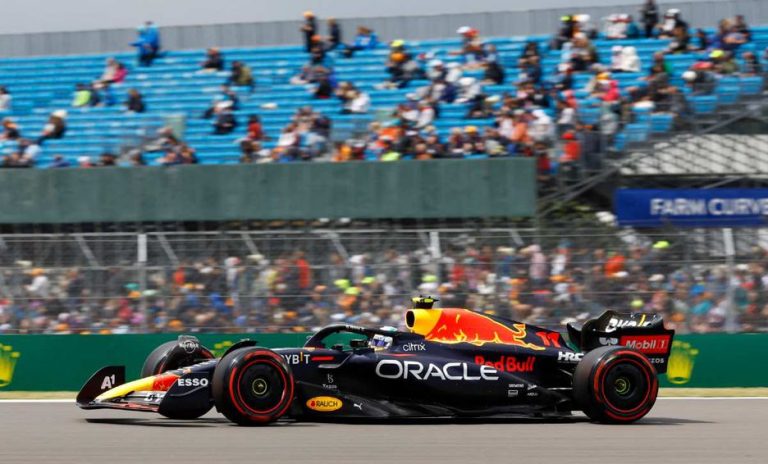 Checo Pérez terminó segundo en la P3 del GP de Gran Bretaña