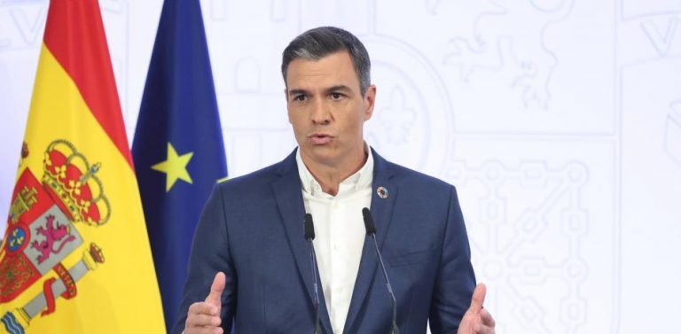 Para ahorrar energía, sugiere España no usar corbata