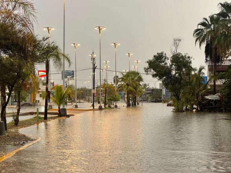 Dejan 10 autos varados lluvias en Mazatlán