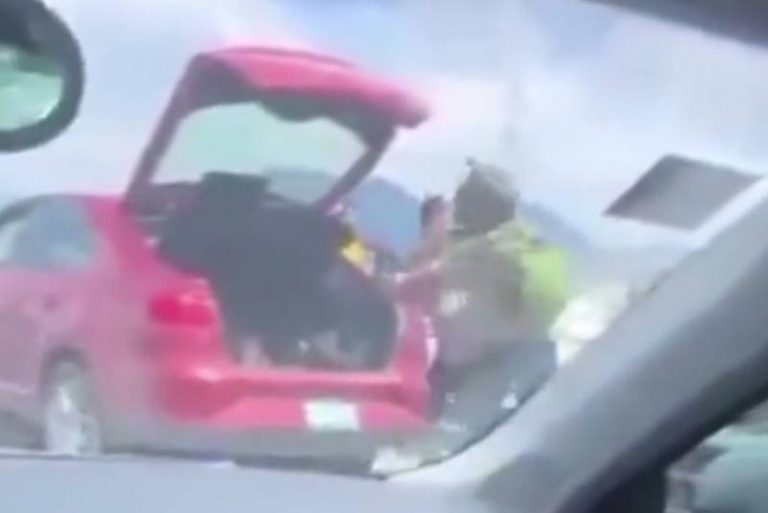 Lanzan a motociclista desde un puente en Edomex (video)