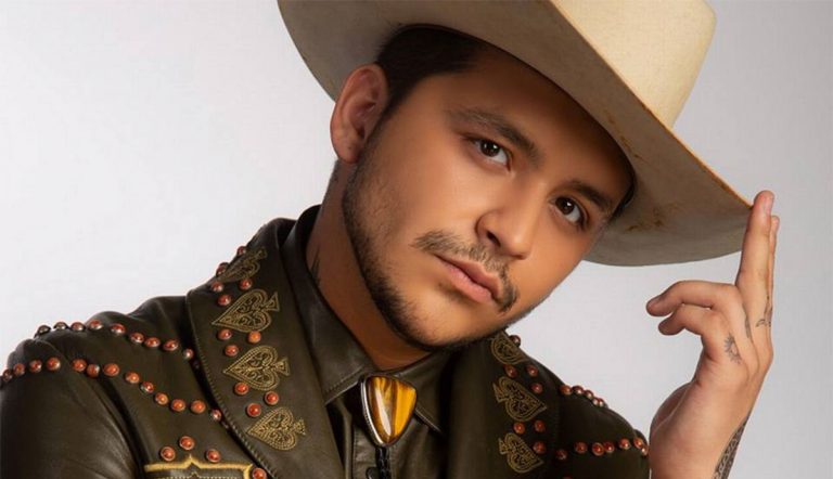 Se retira Christian Nodal de la música… por dos meses