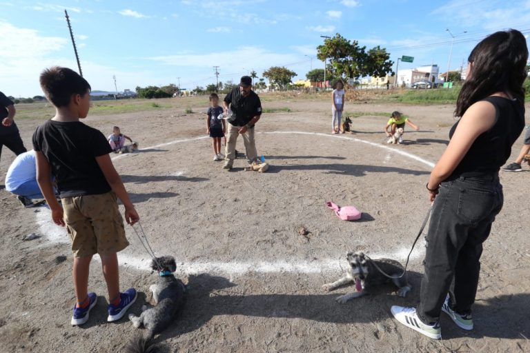 Ayudan policías a niños a entrenar a su perro