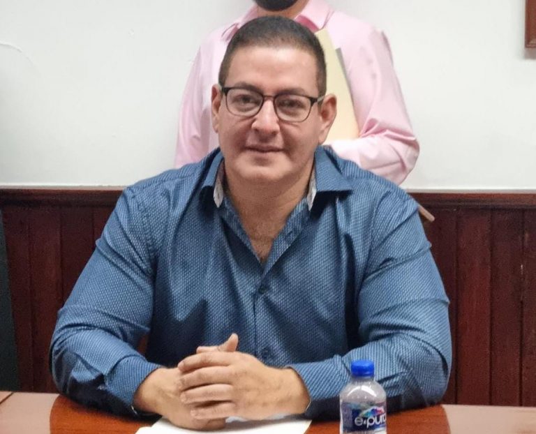 Exige regidor ‘esculque’ a funcionarios de Estrada Ferreiro