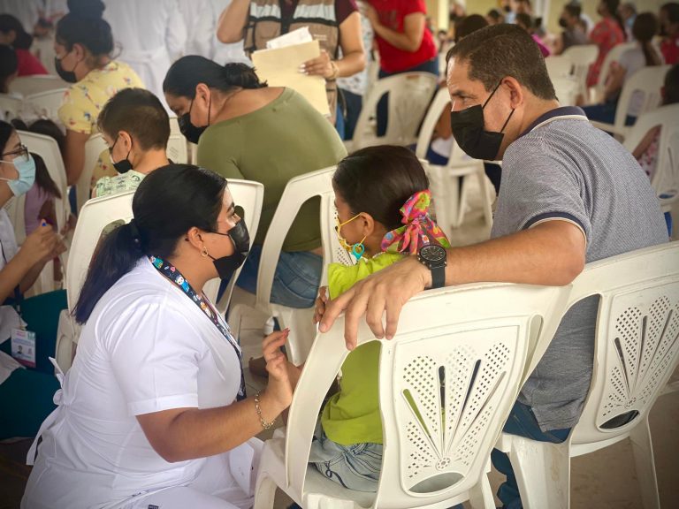 Fluye con alta demanda vacunación a niños en Navolato y Guamúchil