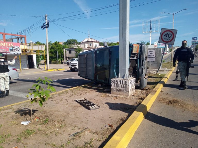 Se queda sin frenos en la Obregón al bajar un puente