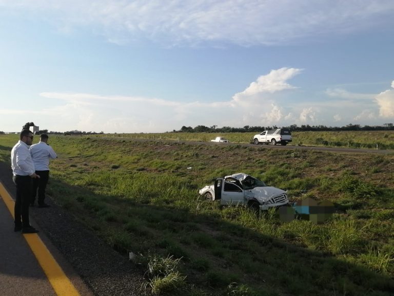Vuelca camioneta en Maxipista; hay un fallecido y 2 heridos