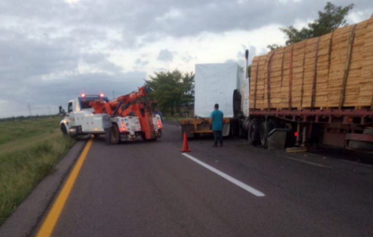 Libran choferes de tráileres lesiones tras choque en Maxipista