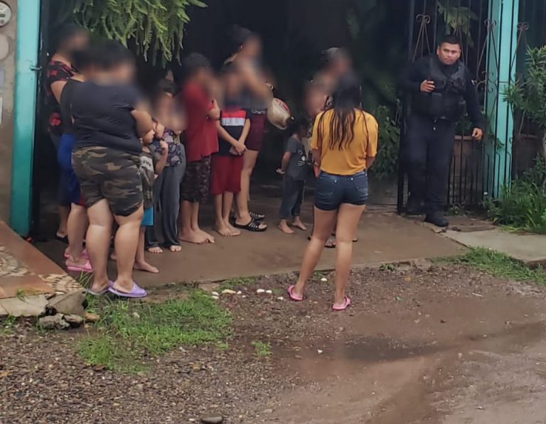 Se inundan Los Mezcales y los llevan a albergues