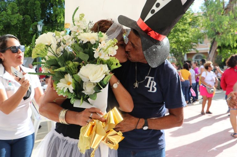 Con danzón y hasta registro civil se festejan los abuelos