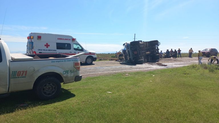 Vuelca camión de CFE en Navolato: 3 heridos