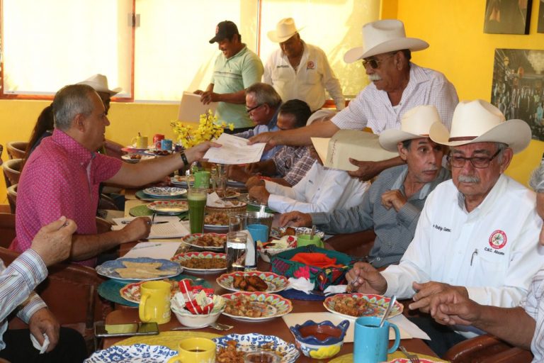 Se reúne Vargas con ejidatarios y atiende sus peticiones