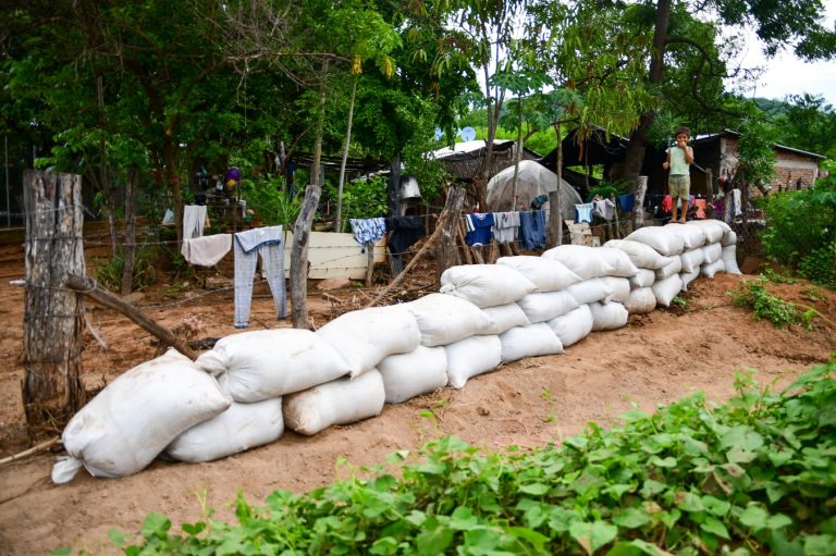 Se desborda arroyo en Imala y se alistan para posible embestida