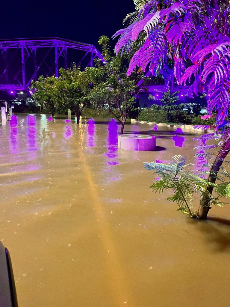En Culiacán colonias sin luz y autos arrastrados por la corriente