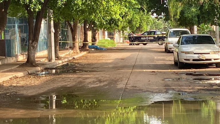 Lo bajan de auto y ejecutan frente a jardín de niños