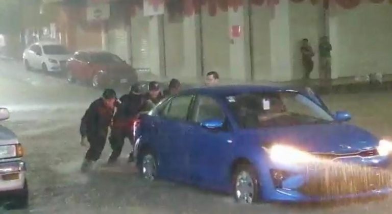 Convierten fuertes lluvias en ‘ríos’ calles de Culiacán