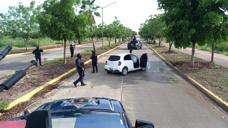 Les decomisan auto y arma en persecución; huyeron