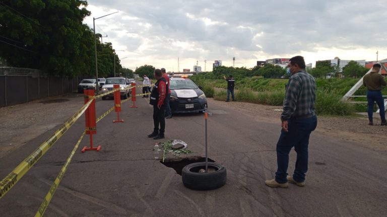 Se abre socavón por la avenida Federalismo