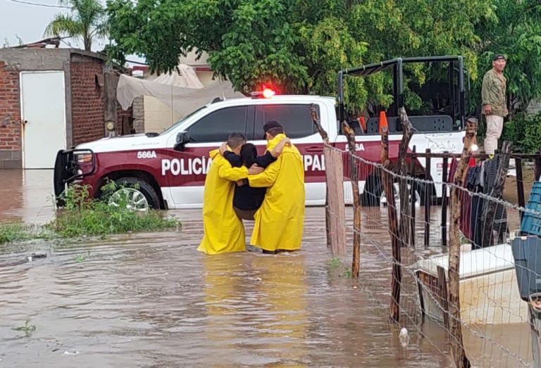 Evacuan Poblado 5 en Ahome, sacan a niños y ancianos