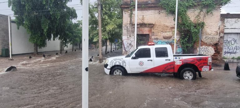 Rescatan a 6 tras lluvias intensas en Culiacán