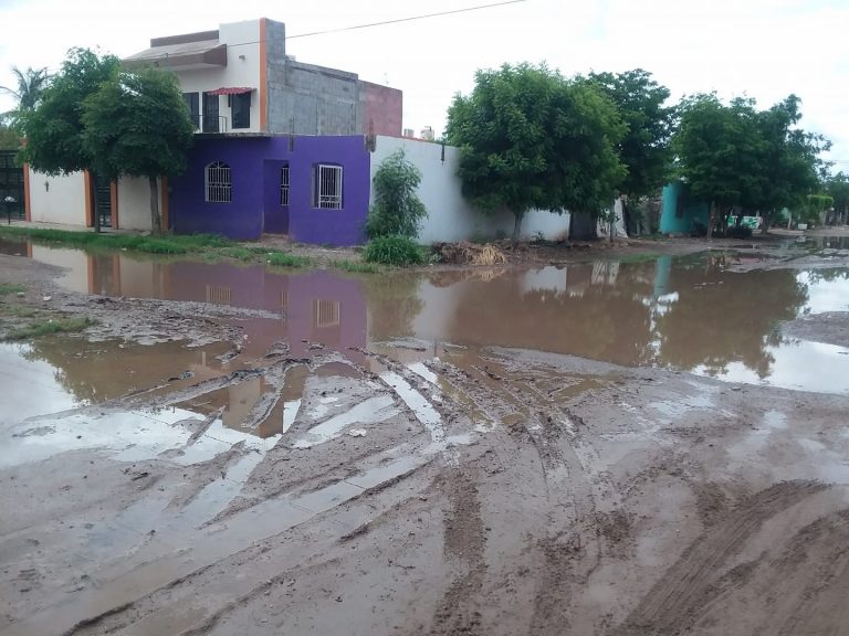Se mete agua a casas en Villa Juárez por lluvias torrenciales