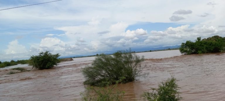 … y en Mocorito se inundan varios poblados