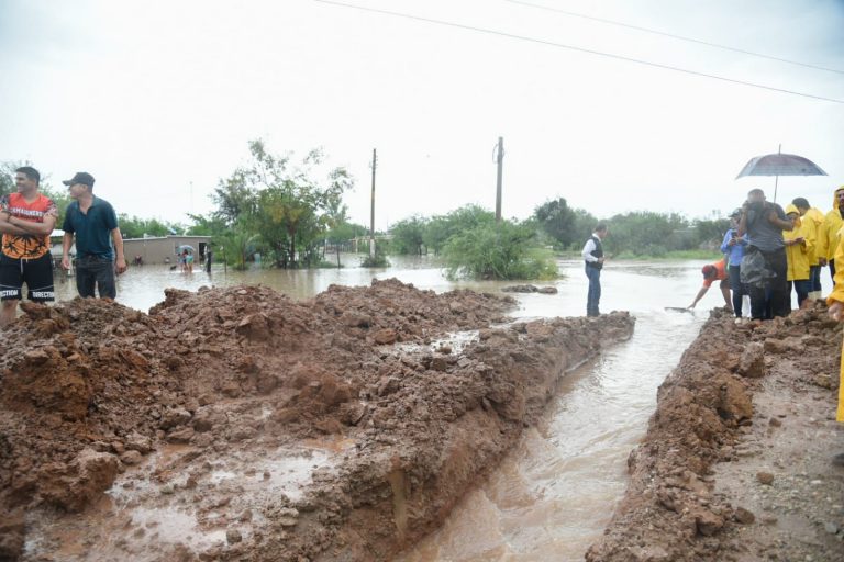 Desfogan exceso de agua en el 5 y Bacorehuis, Ahome
