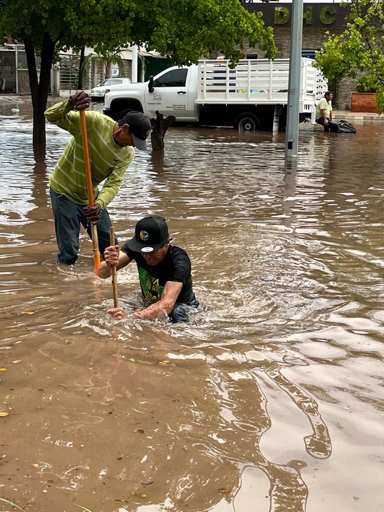 Inunda lluvia Centro de Los Mochis; piden quedarse en casa