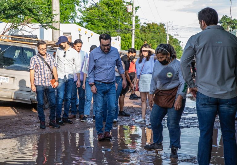 Promete pavimento al ver charcas en tianguis de la Lombardo