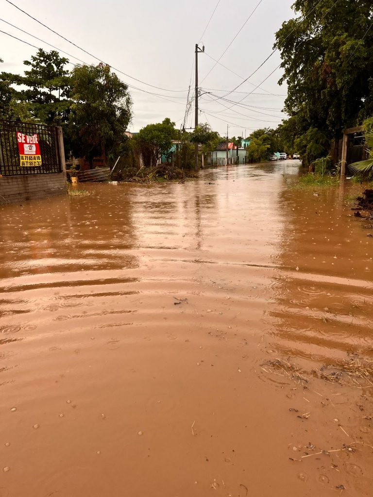 Evacuan familias; subió 1 metro arroyo en El Limón de los Ramos