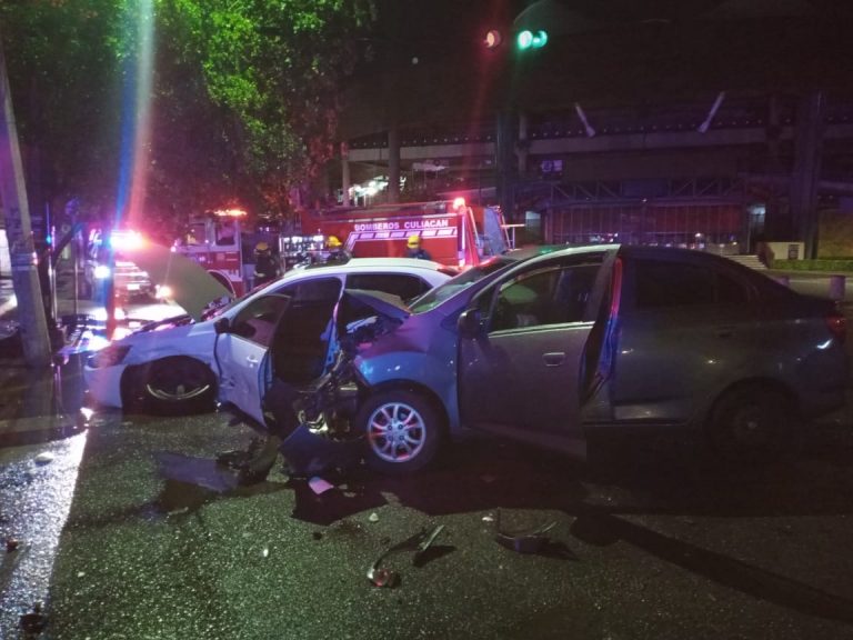 Auto se pasa alto en semáforo; hay una mujer herida