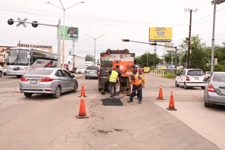 Tapan en Culiacán baches en calles con grietas