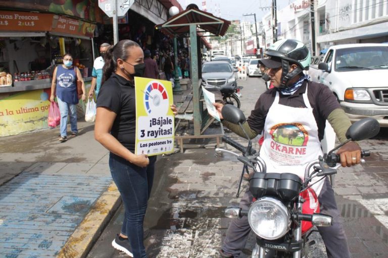 ¡Bájale 3 rayitas! En Mazatlán, los peatones primero