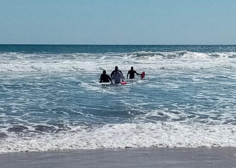 Rescatan a 8 bañistas, 5 eran menores de edad