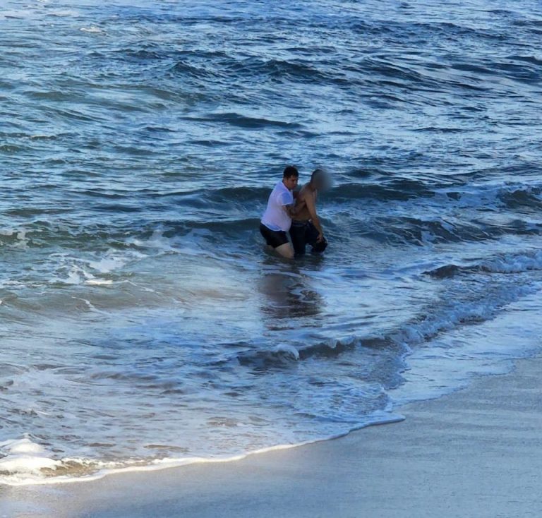 Policía de Tránsito deja la patrulla y rescata a bañista