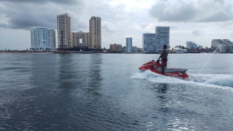 Buscan a bañista que anoche se perdió en el mar