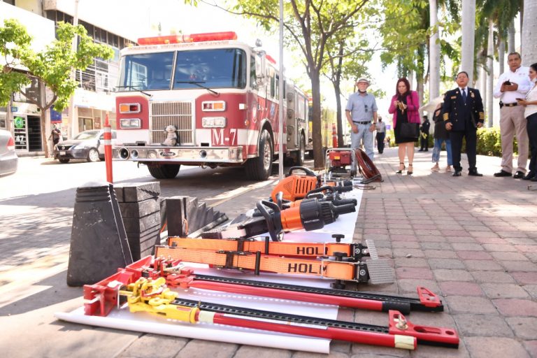 Dotan a bomberos de ‘súper equipos’ con pago del predial