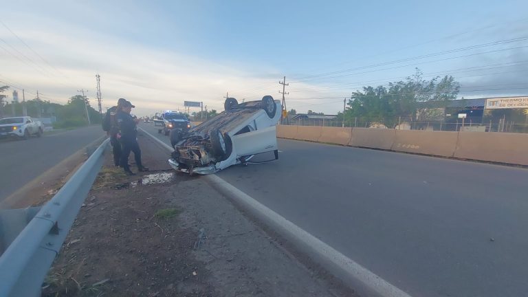 Vuelca y sale por su propio pie e ileso en la Culiacán-Eldorado