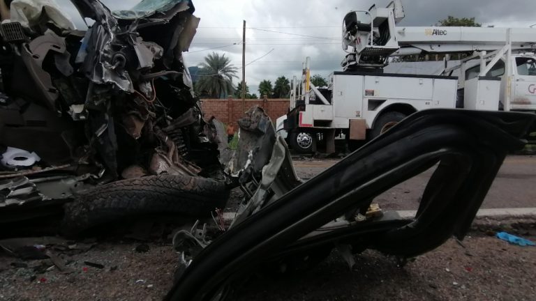 Atrapada mujer en auto tras choque contra grúa