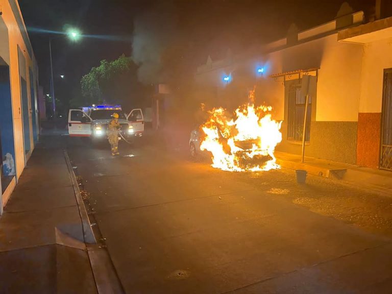 Cuenta Colima 14 autos incendiados en noche violenta