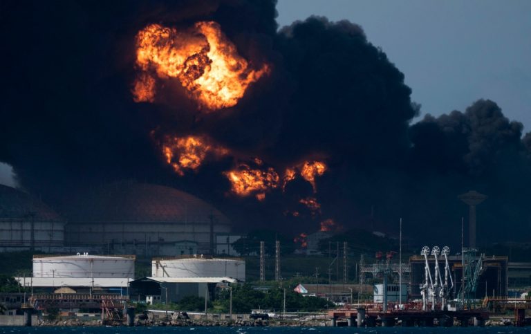 Desaparecen 17 bomberos en incendio de depósito de petróleo en Cuba