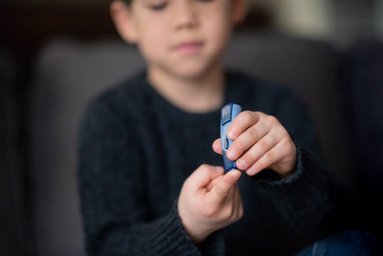 Avanza ley para asegurar medicinas a niños con diabetes 1