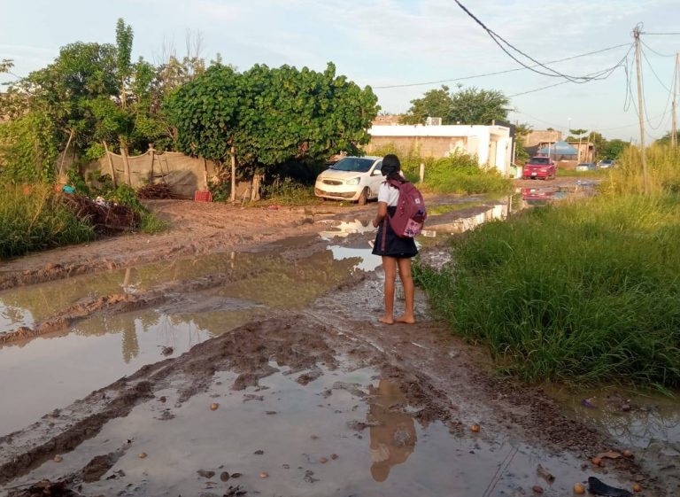… y en Villa Juárez, Navolato difícil el camino a la escuela