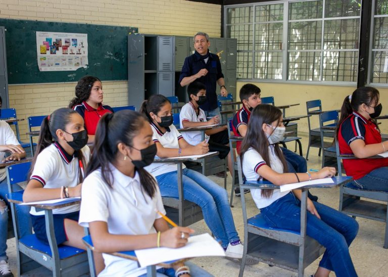 Regresan 800 mil a las aulas y aún no se sabe cómo están las escuelas