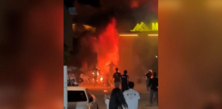 Suman 13 muertos al incendiarse discoteca en Tailandia