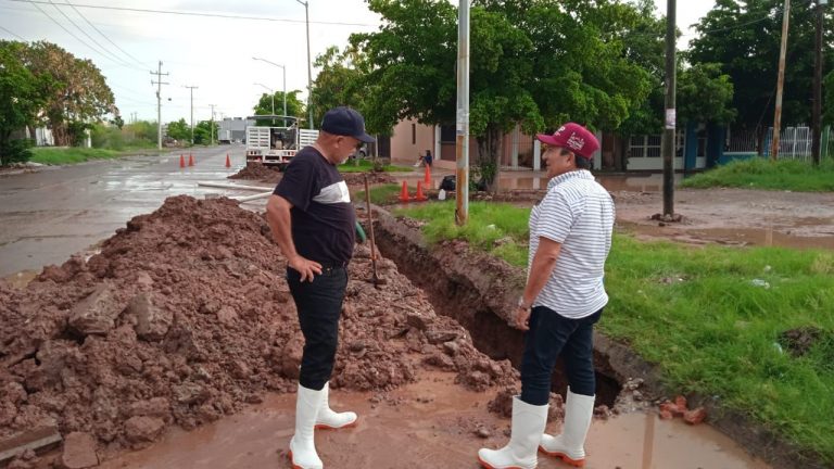 Atienden mega fuga de agua en Los Mochis