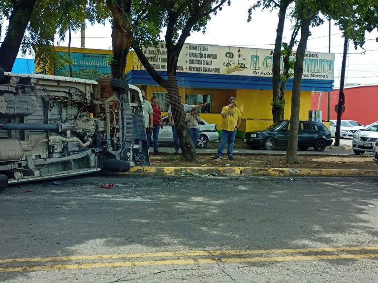 Herido empleados del IMSS al volcar en auto oficial