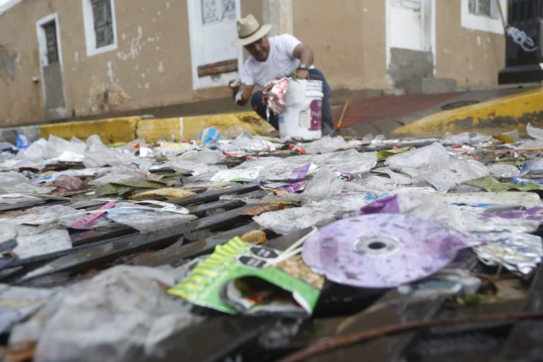 Taponen alcantarillas 11 toneladas de basura en Mazatlán